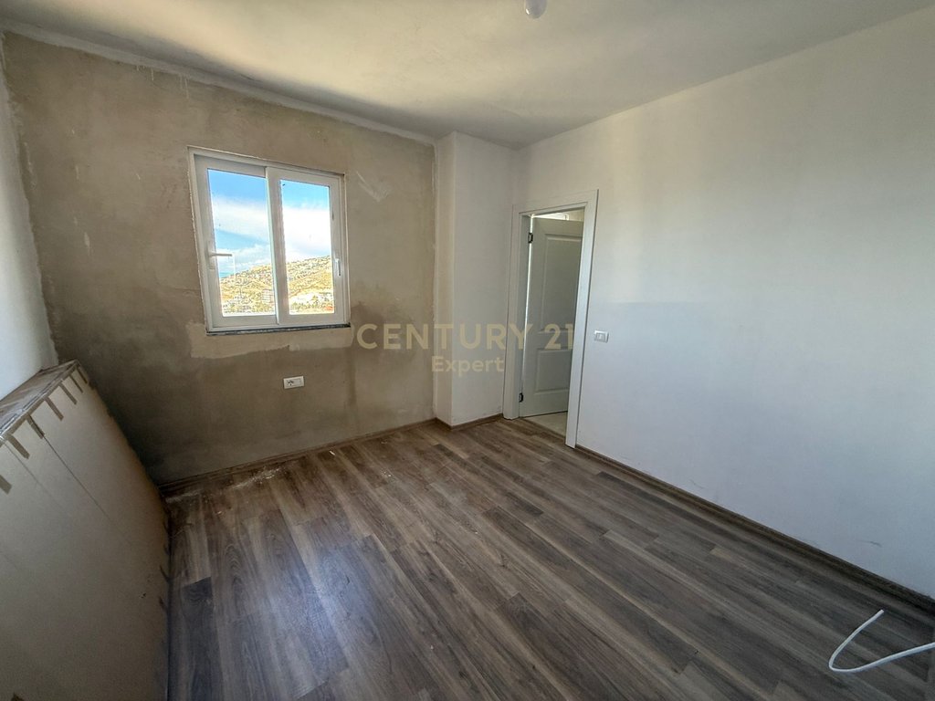 Sarandë, shesim apartament 2+1 në portin e limionit