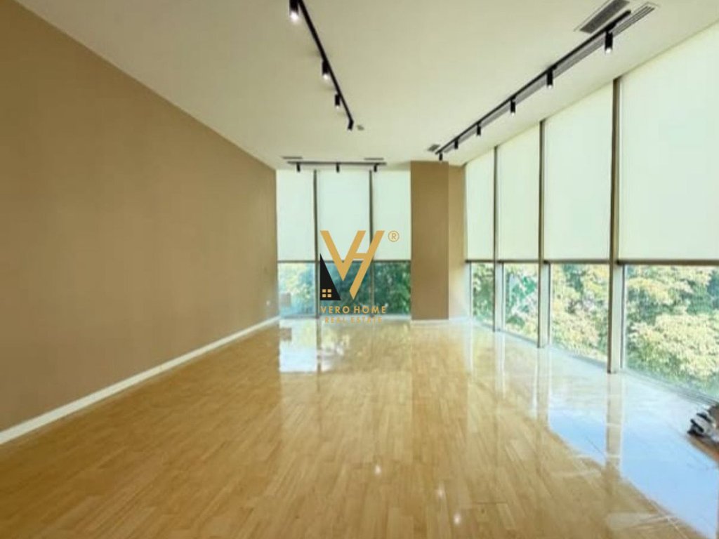 Louer 54 m² bureau à myslym shyri 1 200 euro