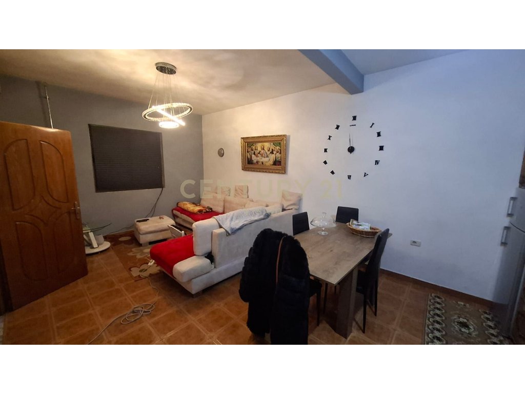 Maison à 2 étages + garage à louer au centre-ville, Shkodër | 100 m²