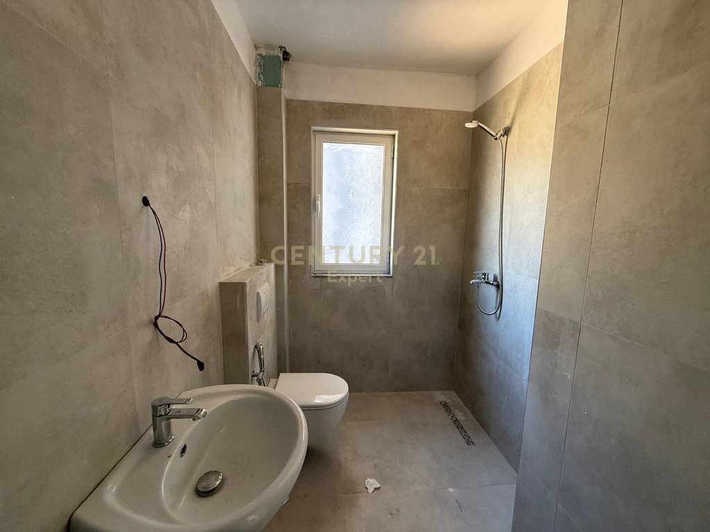 Sarandë, shesim apartament 1+1 në portin e limionit