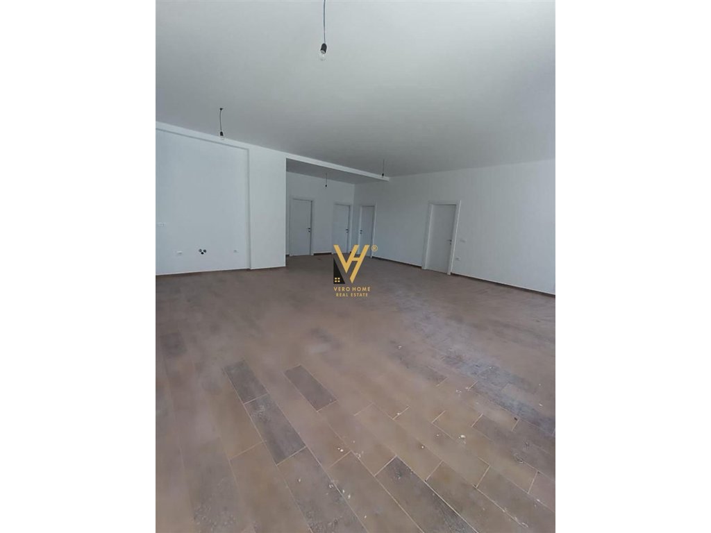 Se alquila 150 m² con vivienda en xhamllik, complejo zirkon 95.000 lek (3)