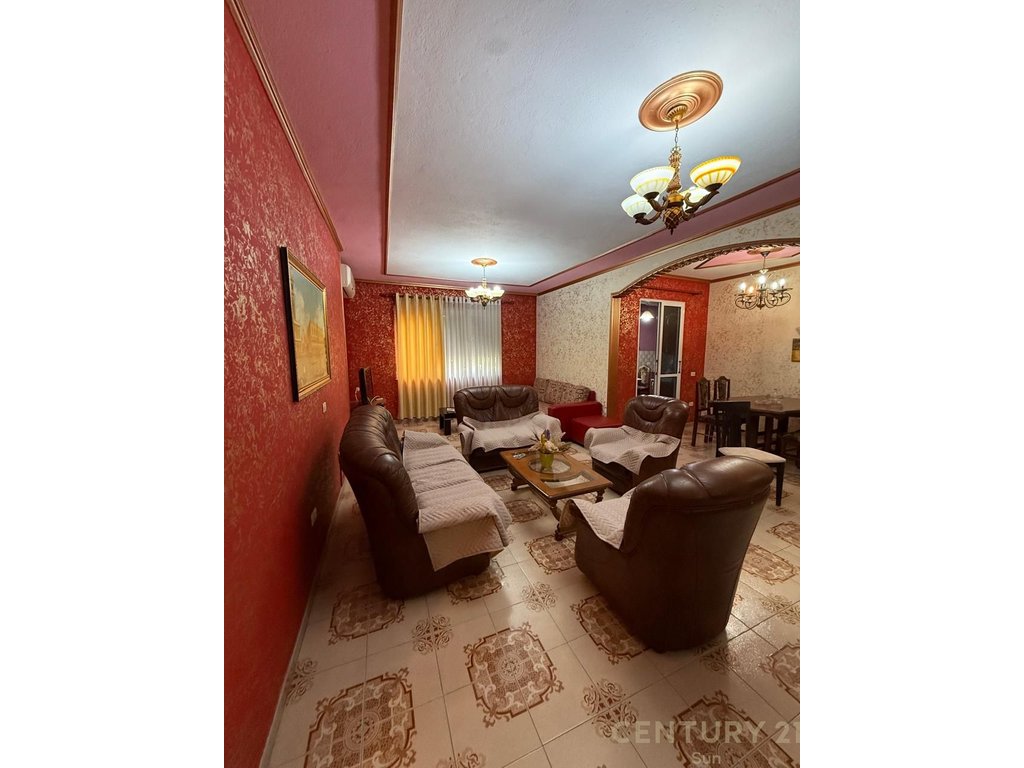 Apartamento en alquiler 2+1+2 + 2 balcones en la última estación de Tirana!