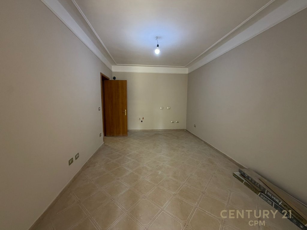 Apartamento 2+1 à venda na rua kavaja!