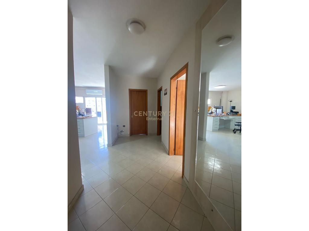 Apartamento 2+1 à venda na rua kavaja!