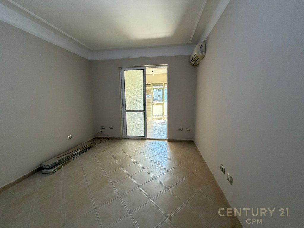 Apartamento 2+1 à venda na rua kavaja!