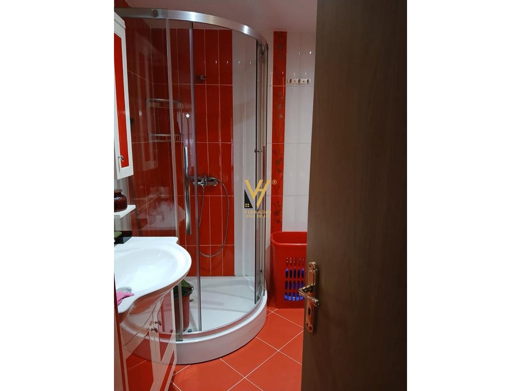 Jepet apartament 2+1+2 me qira te rruga peti 70.000 leke