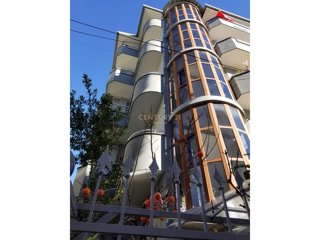 Casa com 5 andares na vila!