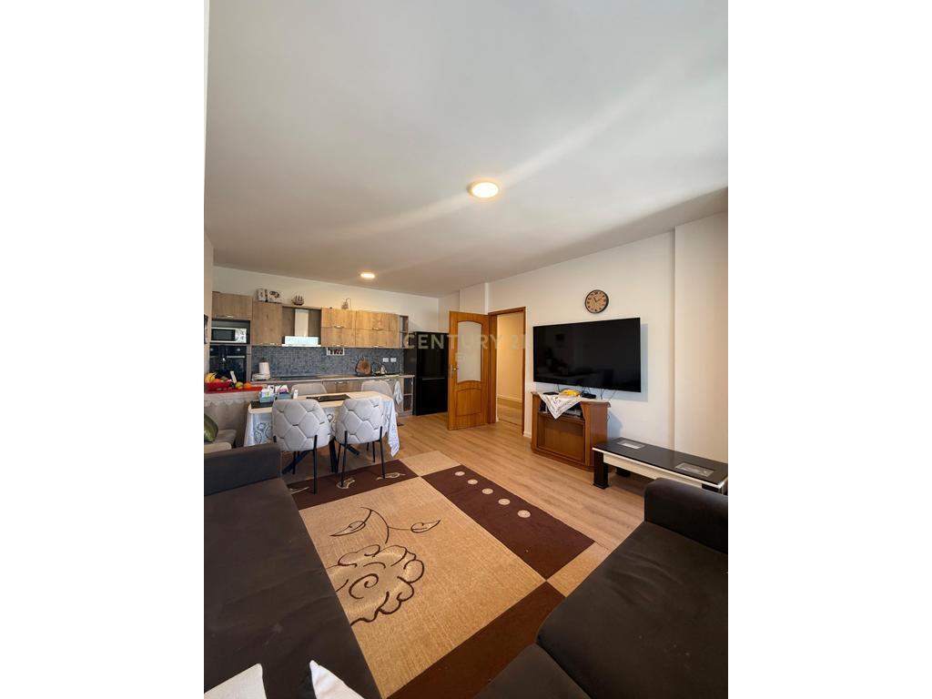 Shitet apartament 2+1 ne plazh!!