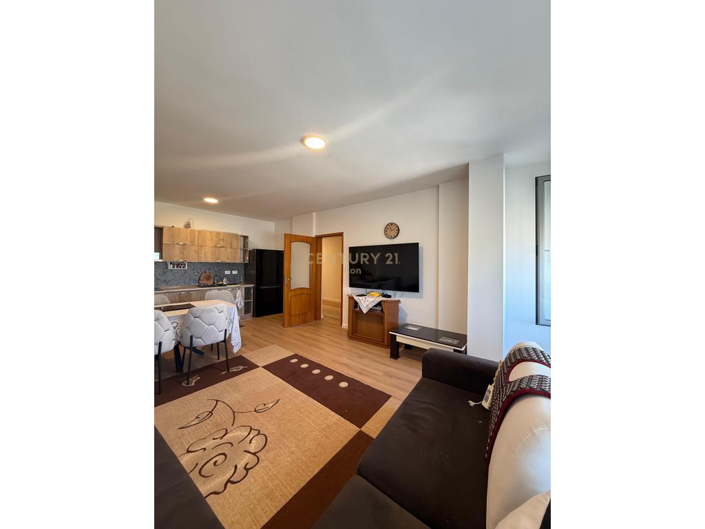 Shitet apartament 2+1 ne plazh!!