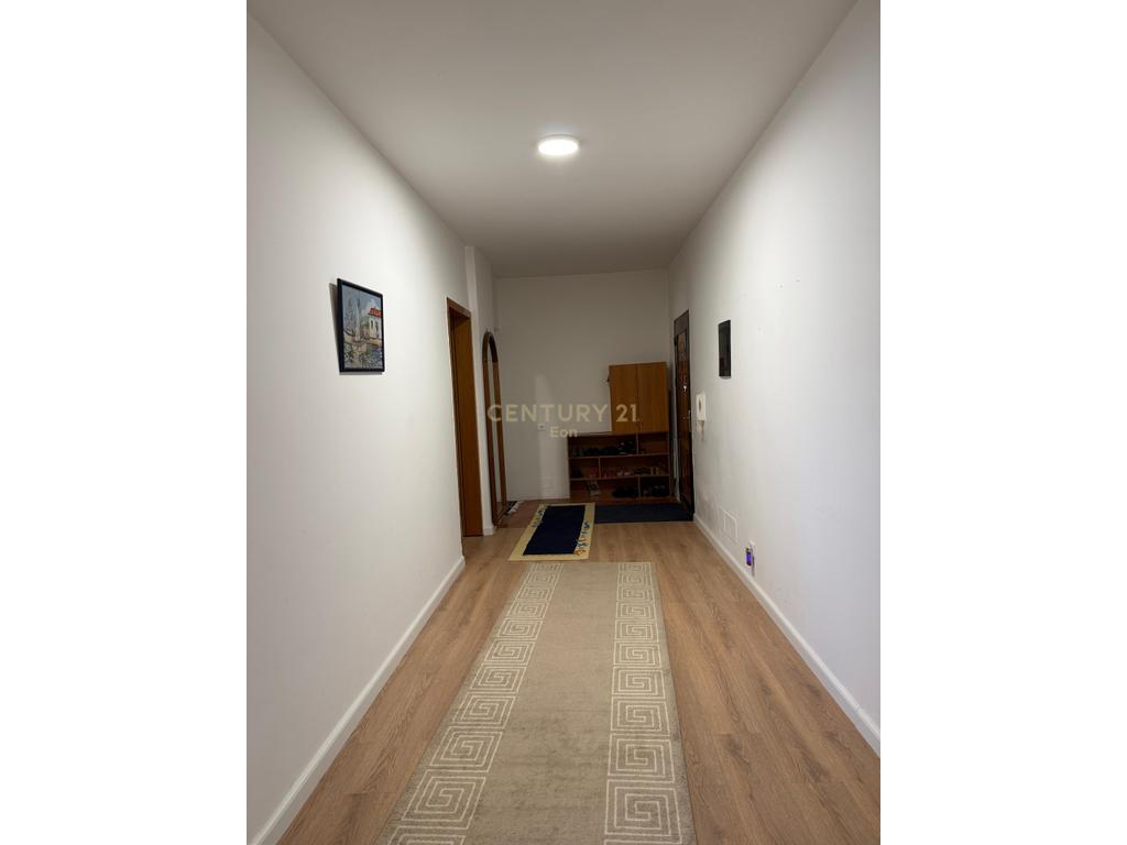 Shitet apartament 2+1 ne plazh!!
