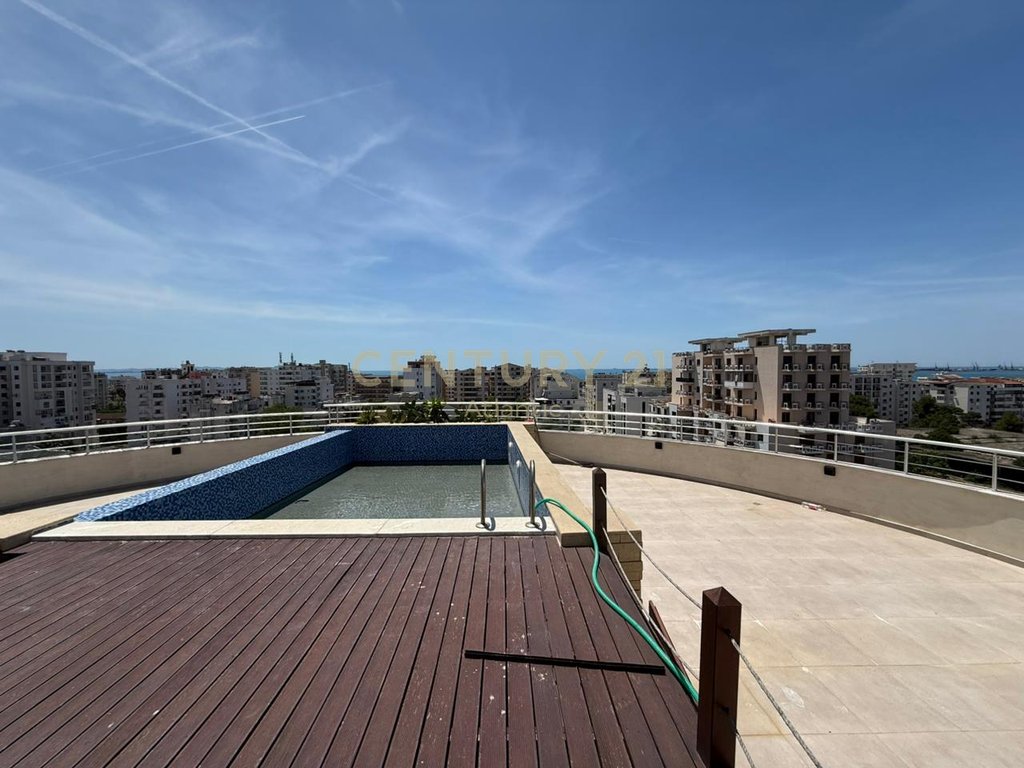 Shitet apartament 2+1 ne plazh!!