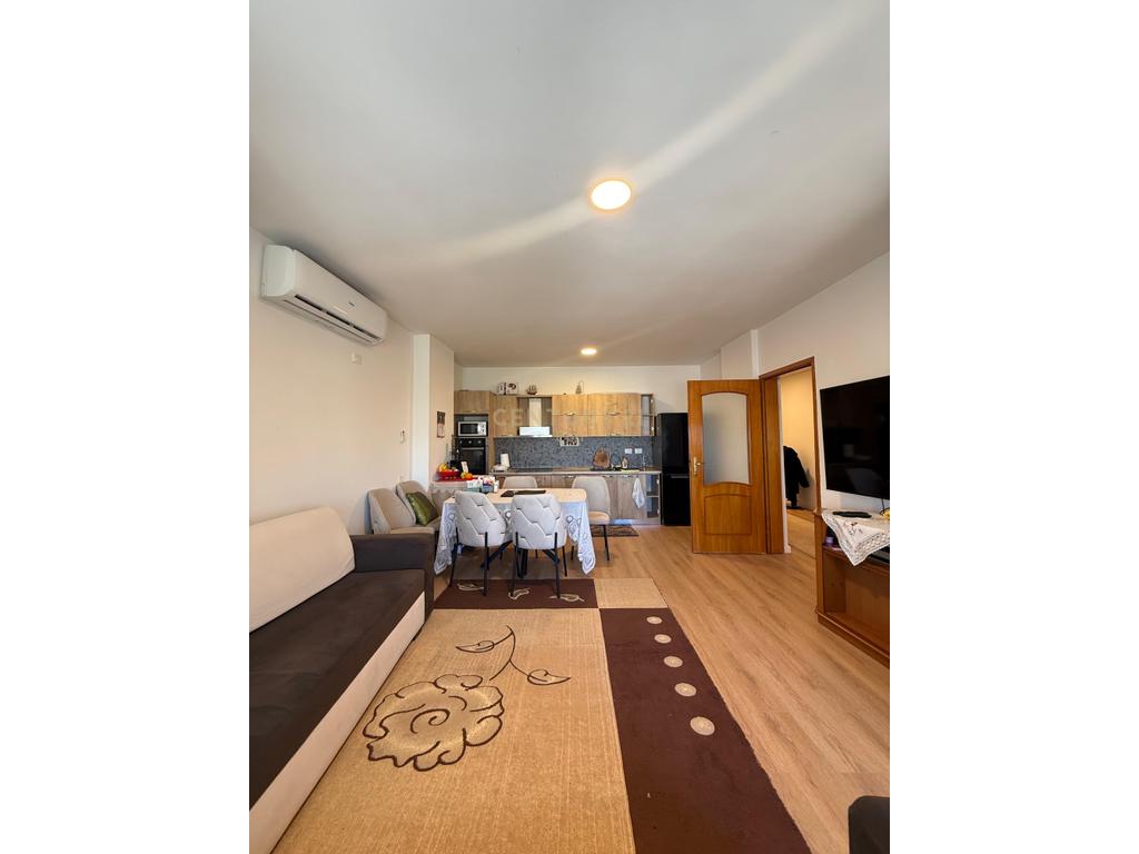 Shitet apartament 2+1 ne plazh!!