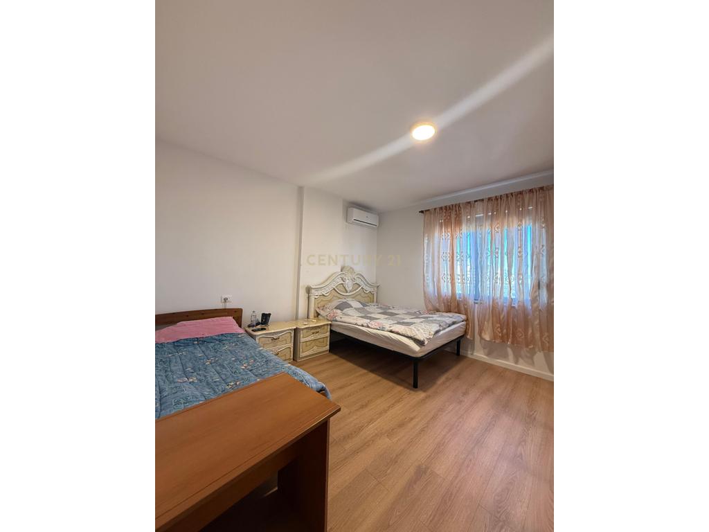 Shitet apartament 2+1 ne plazh!!