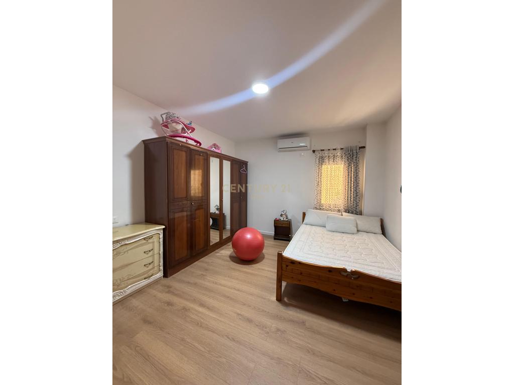Shitet apartament 2+1 ne plazh!!