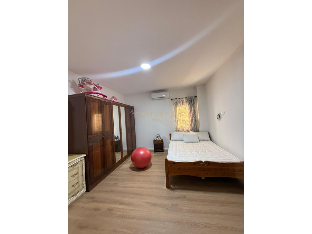 Shitet apartament 2+1 ne plazh!!