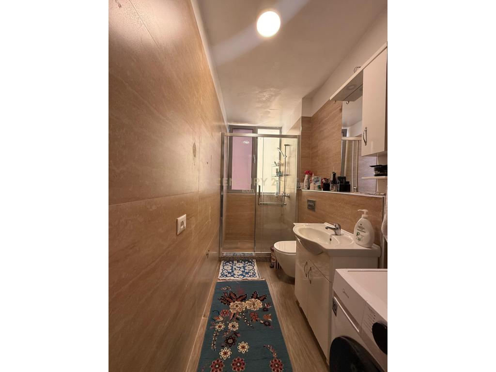 Shitet apartament 2+1 ne plazh!!