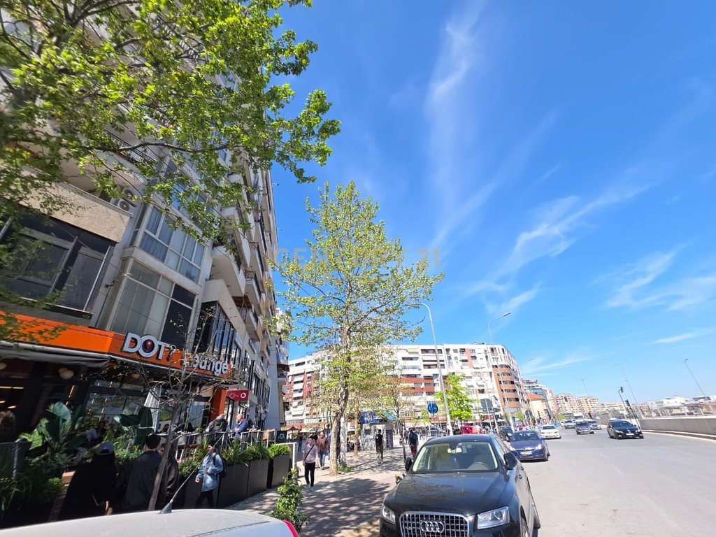 Local commercial à vendre sur la rue teodor keko, neuf