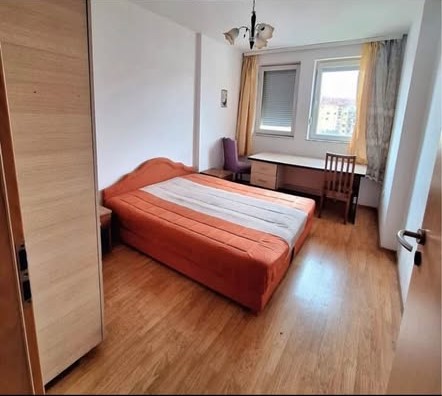 Banesë me qira 3+1 në qendër