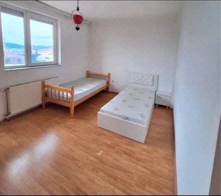 Banesë me qira 3+1 në qendër
