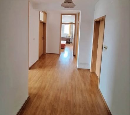 Banesë me qira 3+1 në qendër
