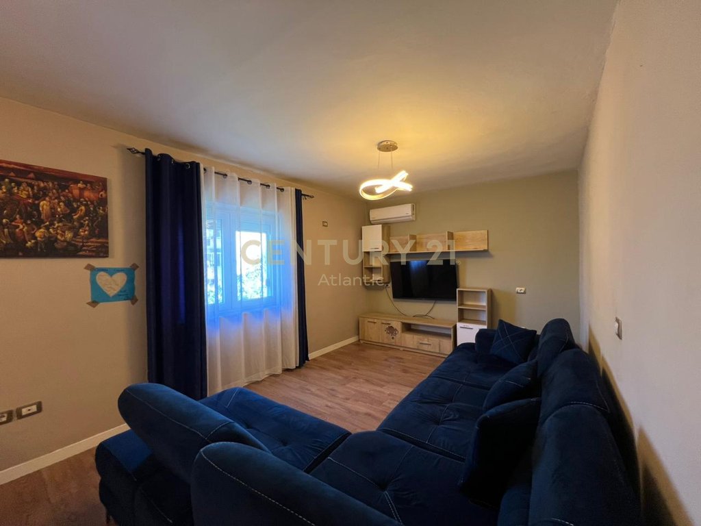 Piso en venta 2+1+2 baños cerca del centro del museo durres!