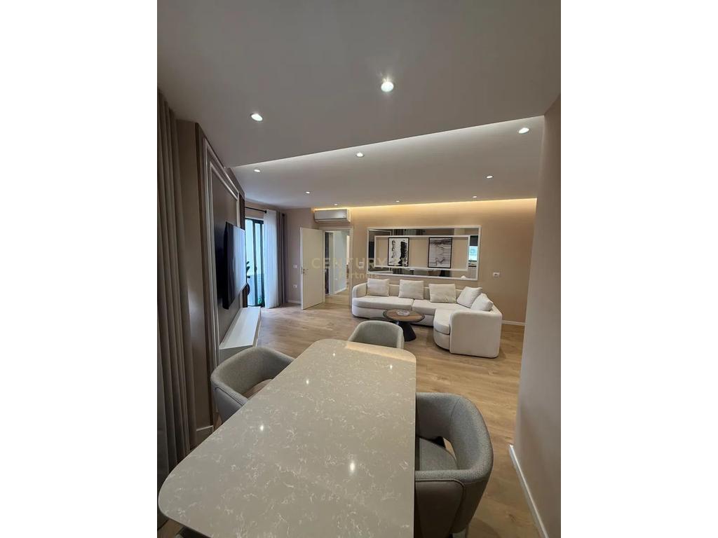 Shesim apartament 2+1+2 ne rrugen e durrsit perballe colosseo !!