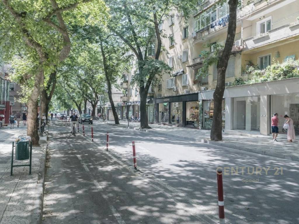 Laden zum verkauf in der myslym shyri straße (2)
