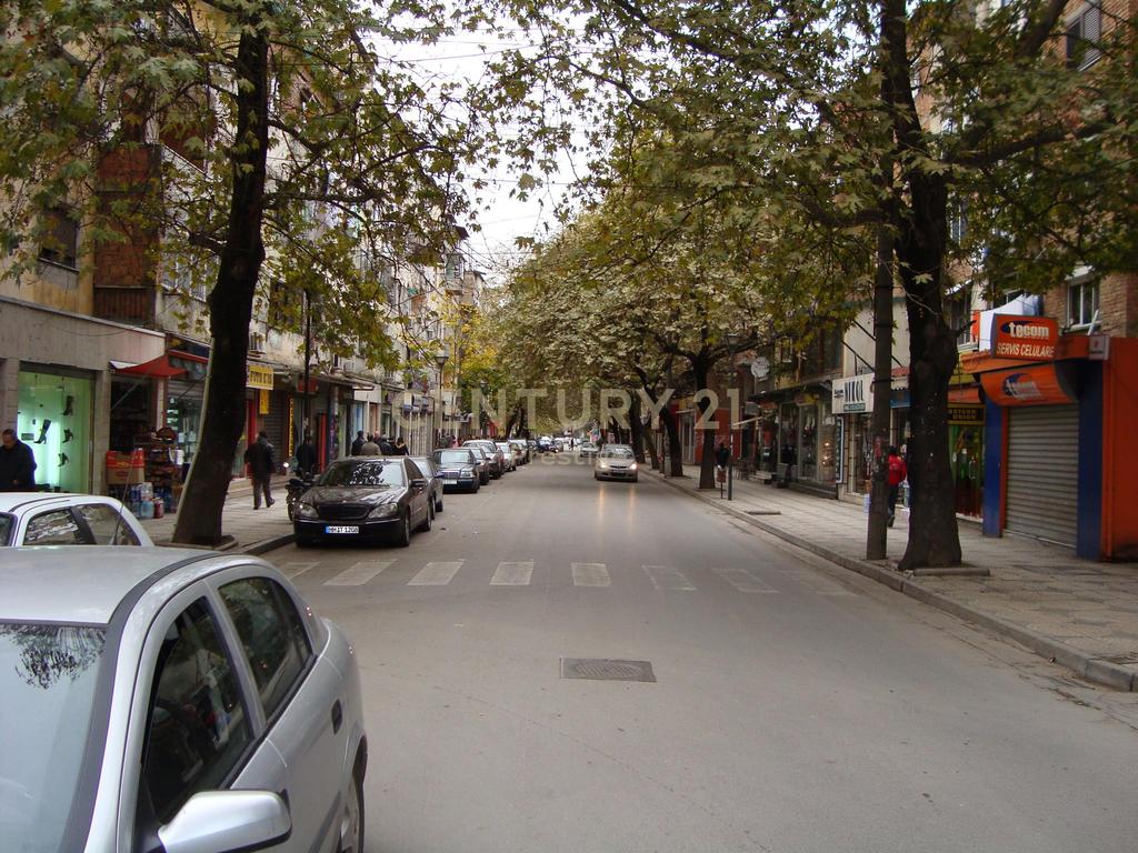 Laden zum verkauf in der myslym shyri straße (5)