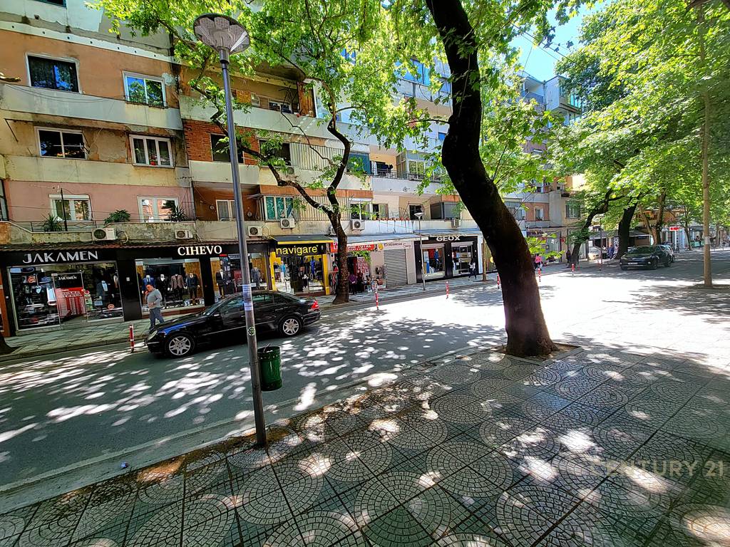 Laden zum verkauf in der myslym shyri straße (7)