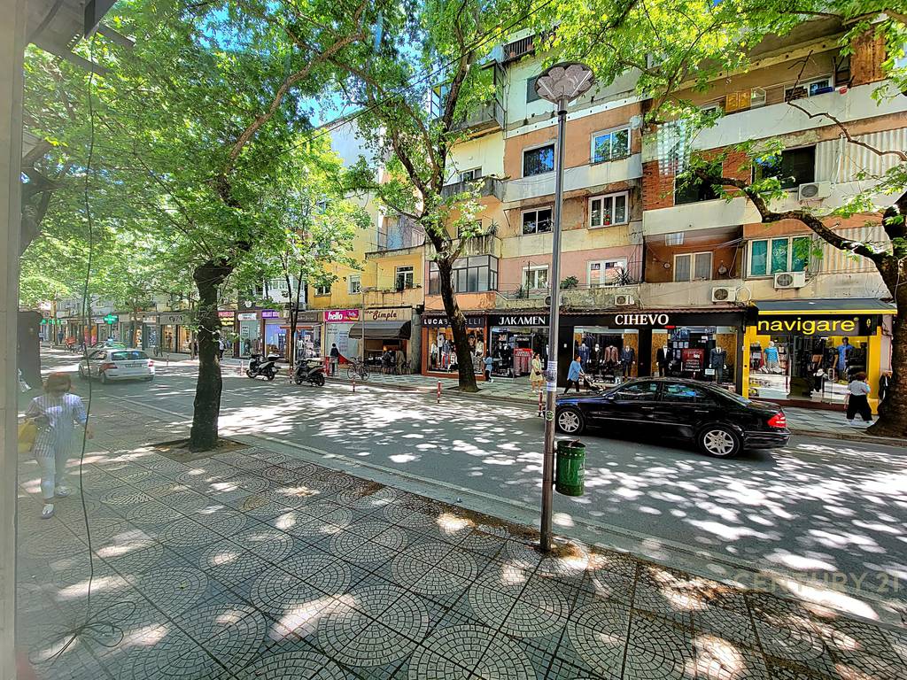 Laden zum verkauf in der myslym shyri straße (8)