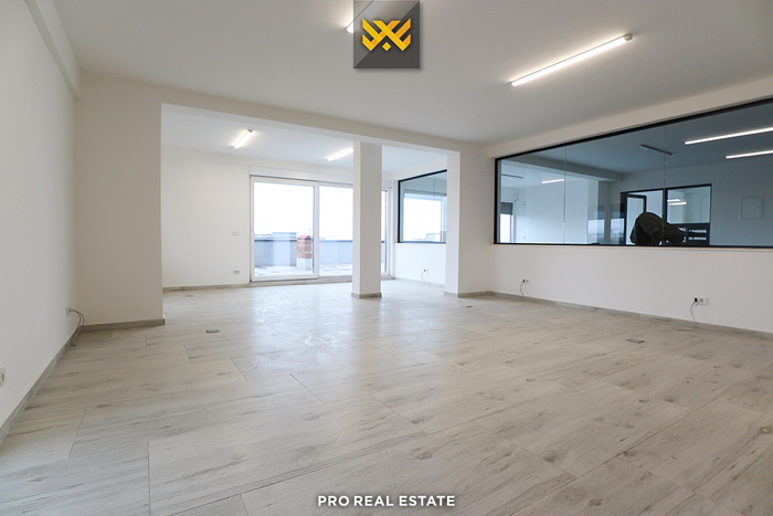 Attico / ufficio 150m² in affitto a Fushë Kosovë