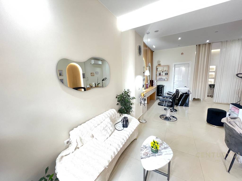Espace coiffure / esthétique à louer près de square 21, rue de Kavajë (2)