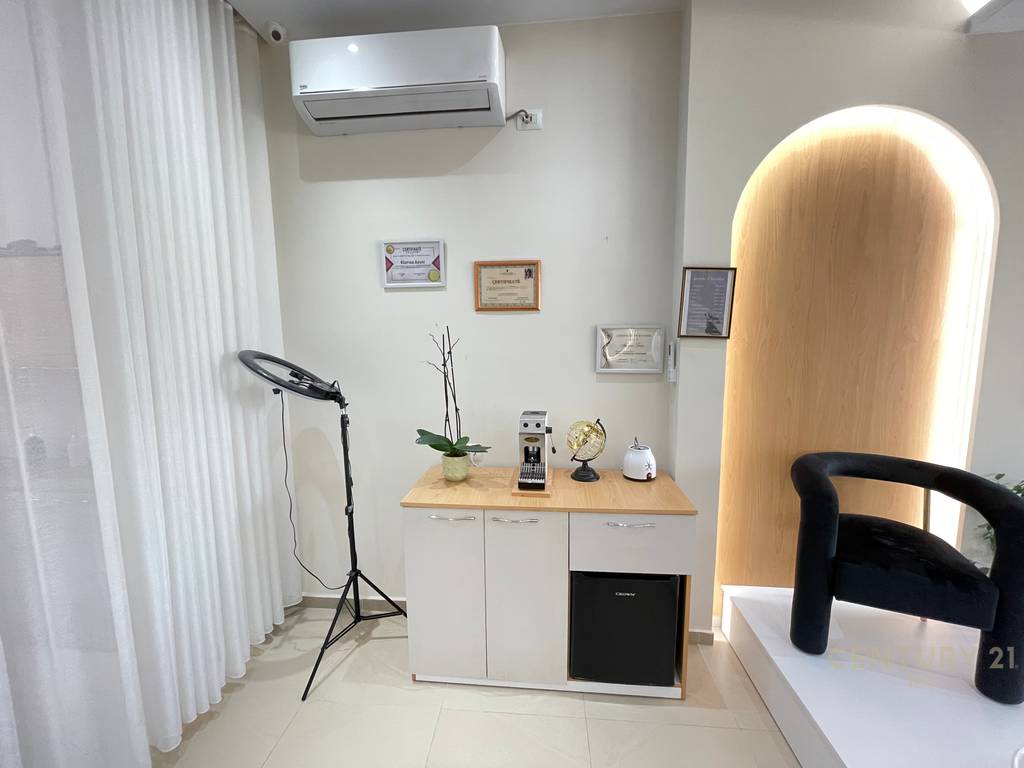 Espace coiffure / esthétique à louer près de square 21, rue de Kavajë (3)