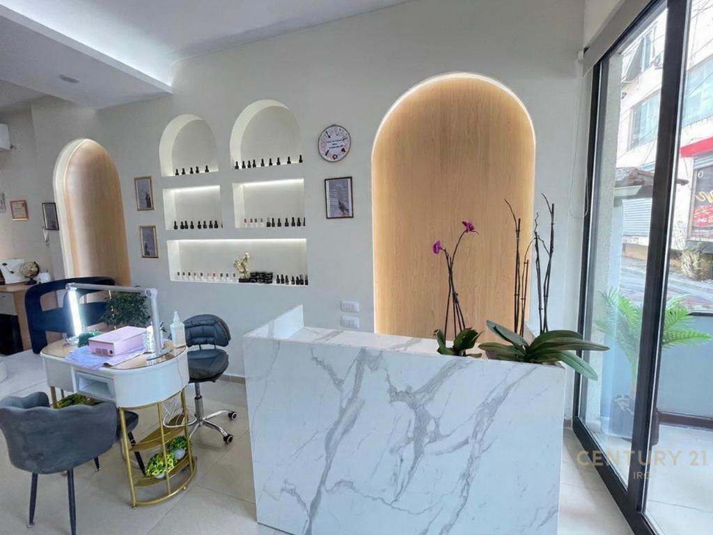 Espace coiffure / esthétique à louer près de square 21, rue de Kavajë (4)