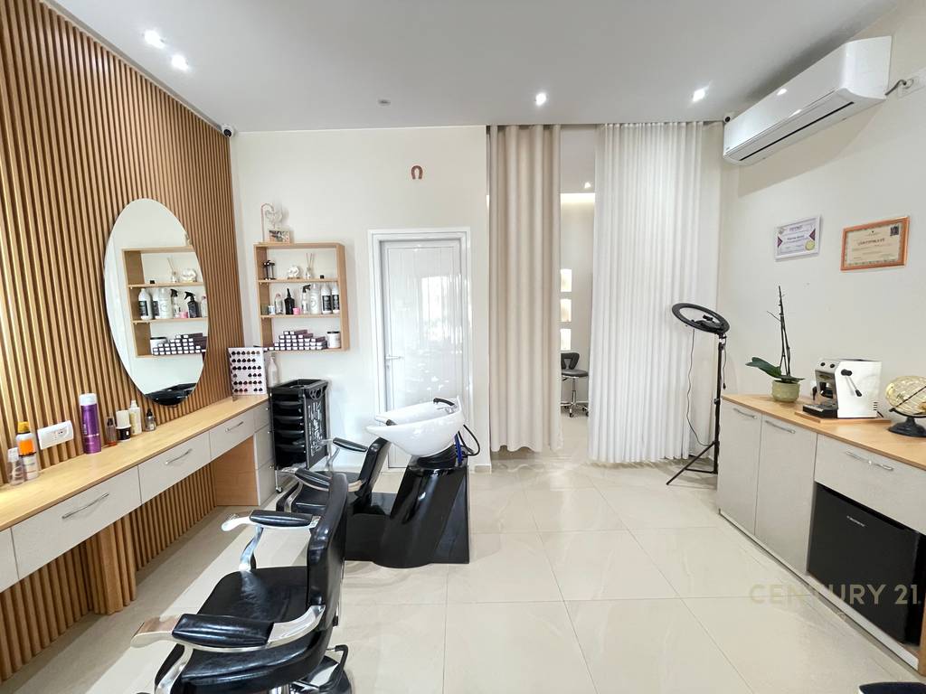 Espace coiffure / esthétique à louer près de square 21, rue de Kavajë (5)