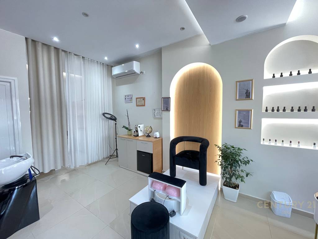 Espace coiffure / esthétique à louer près de square 21, rue de Kavajë (6)