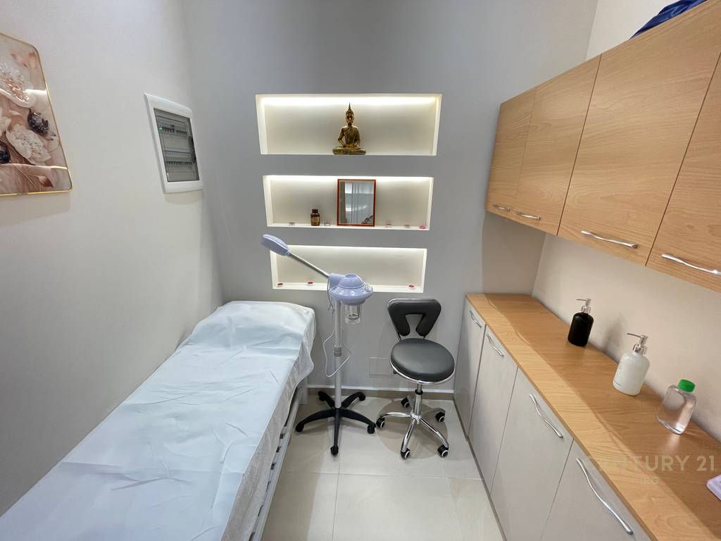 Espace coiffure / esthétique à louer près de square 21, rue de Kavajë (7)