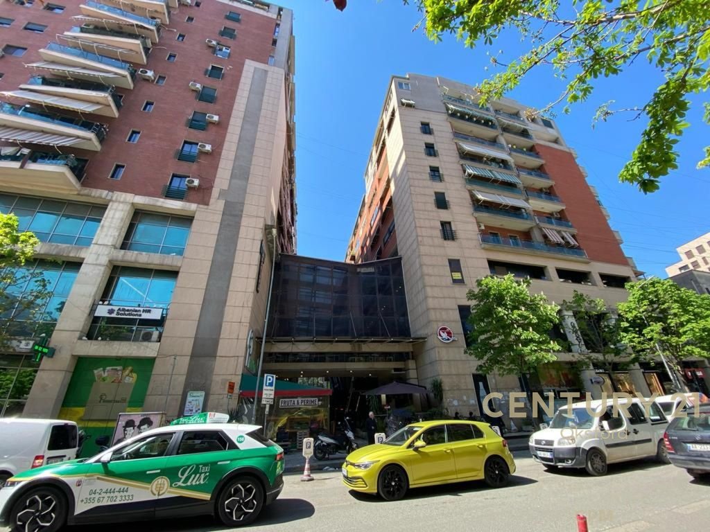 Tek rruga e barrikadave ,qendra galeria shesim njesi