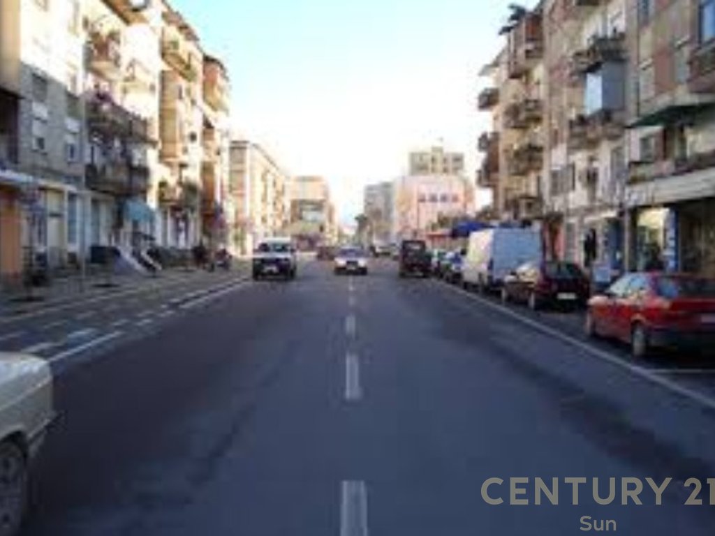 Tek rruga e barrikadave ,qendra galeria shesim njesi