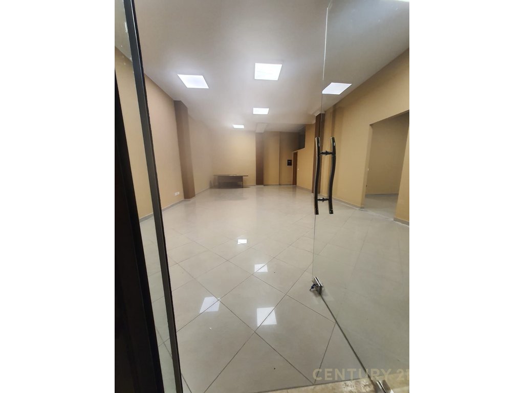 Tek rruga e barrikadave ,qendra galeria shesim njesi