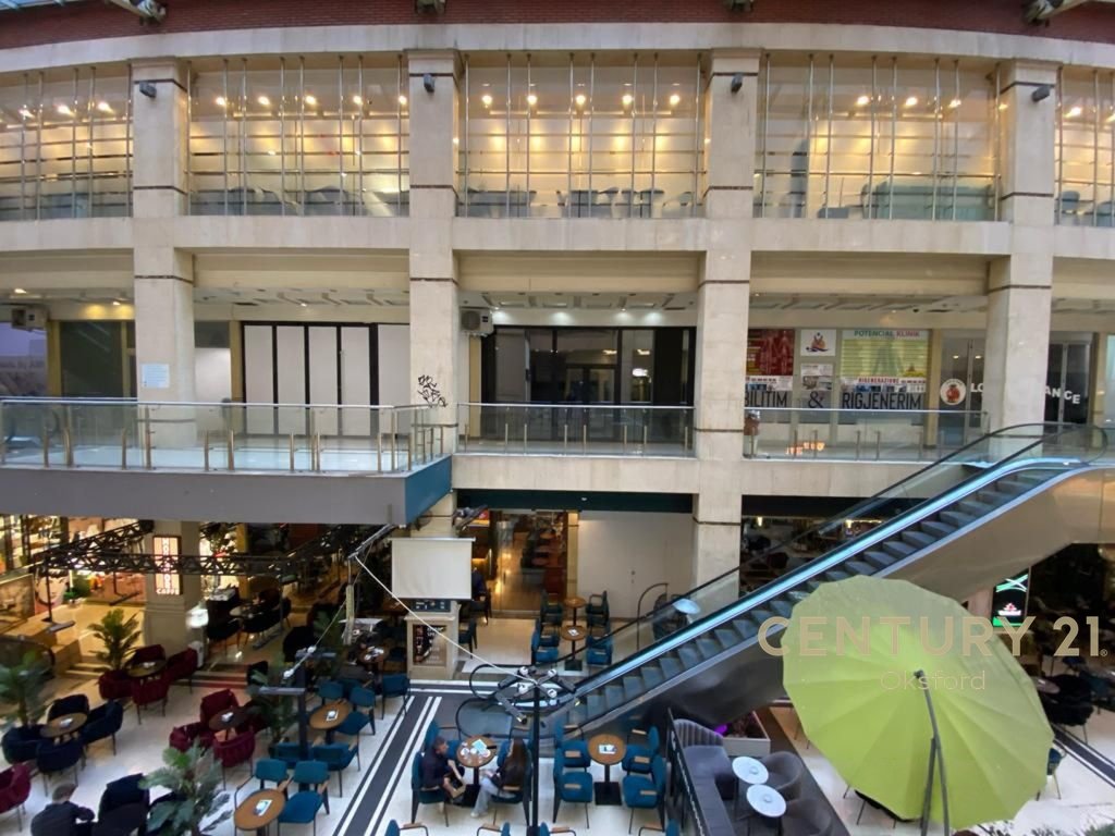 Tek rruga e barrikadave ,qendra galeria shesim njesi