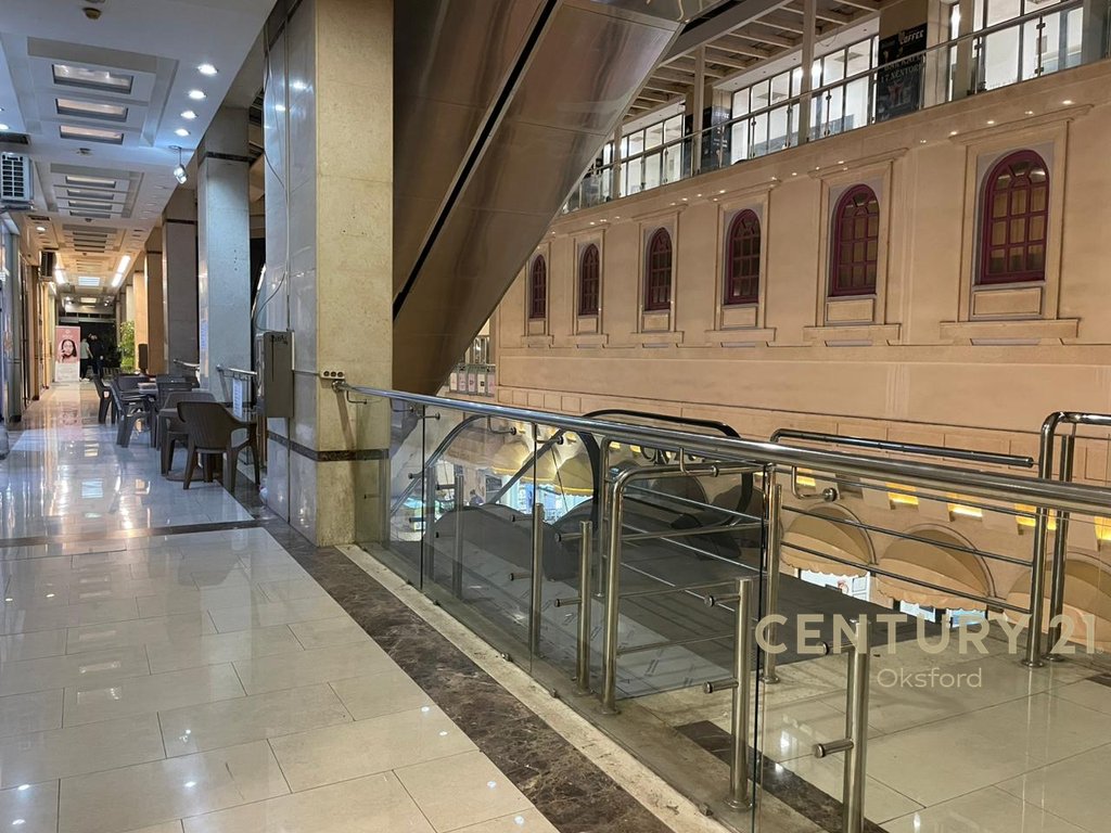 Tek rruga e barrikadave ,qendra galeria shesim njesi