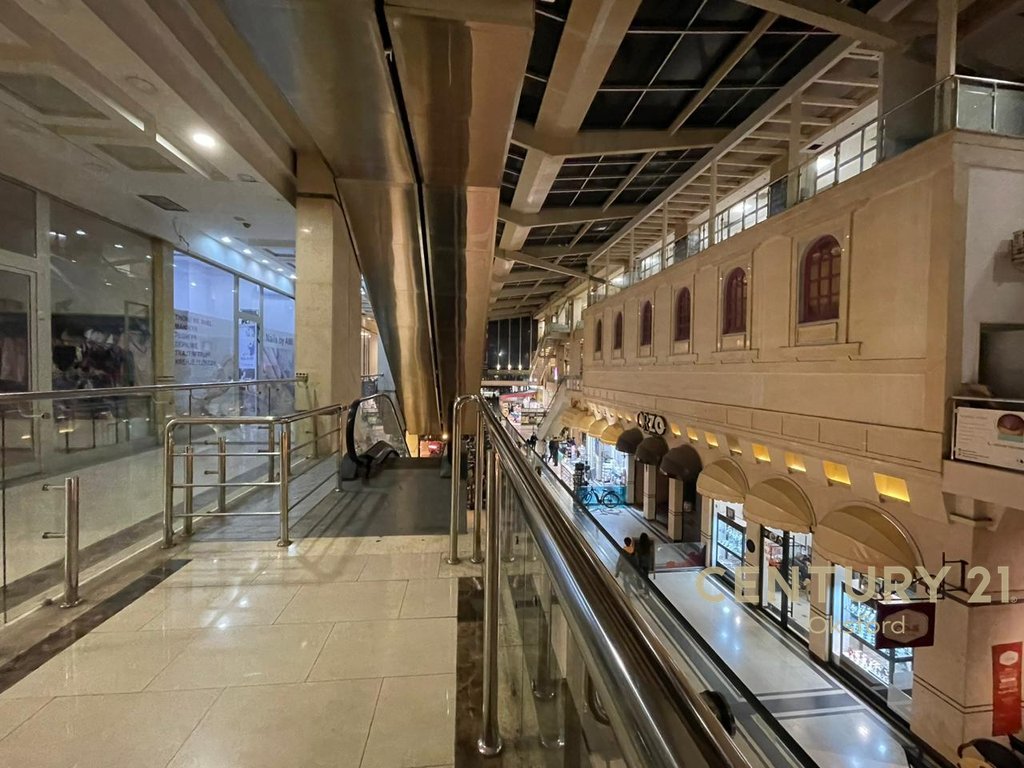 Tek rruga e barrikadave ,qendra galeria shesim njesi
