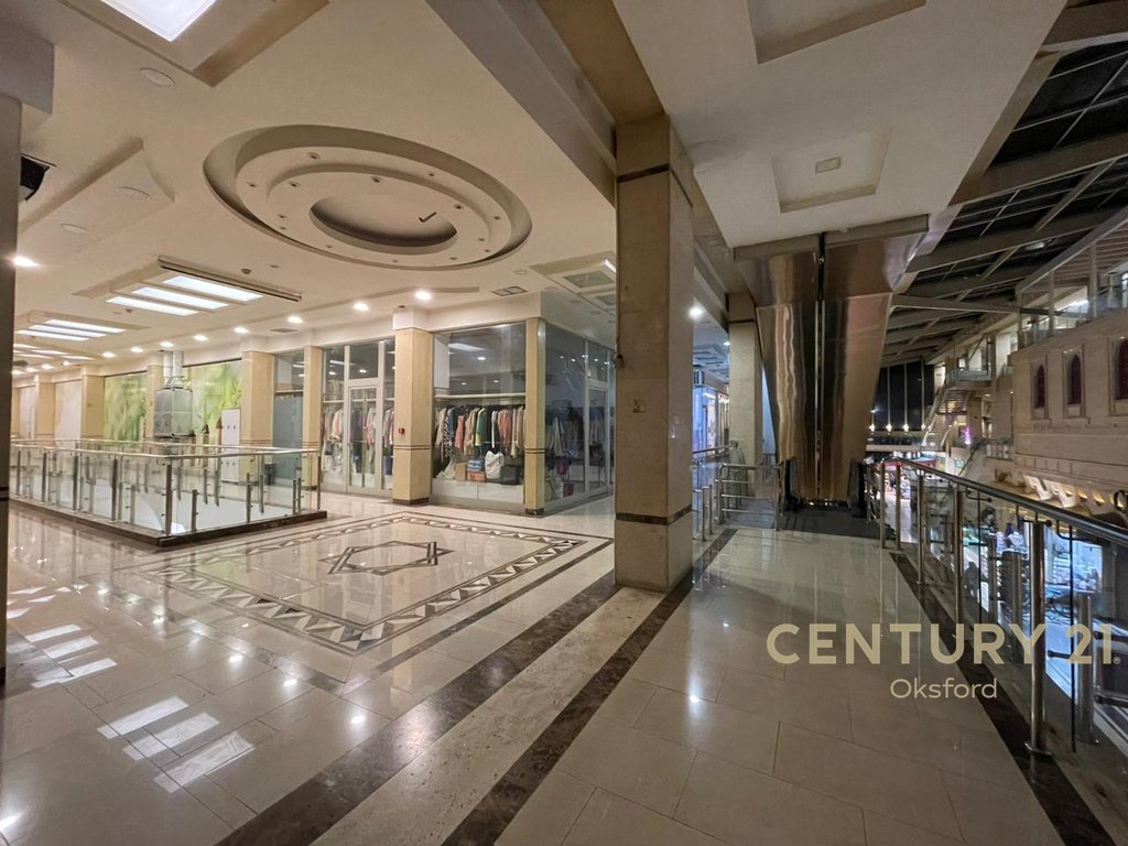 Tek rruga e barrikadave ,qendra galeria shesim njesi