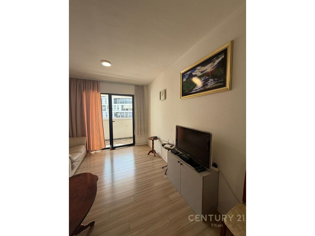 Shitet apartament 2+1 tek 5 maji