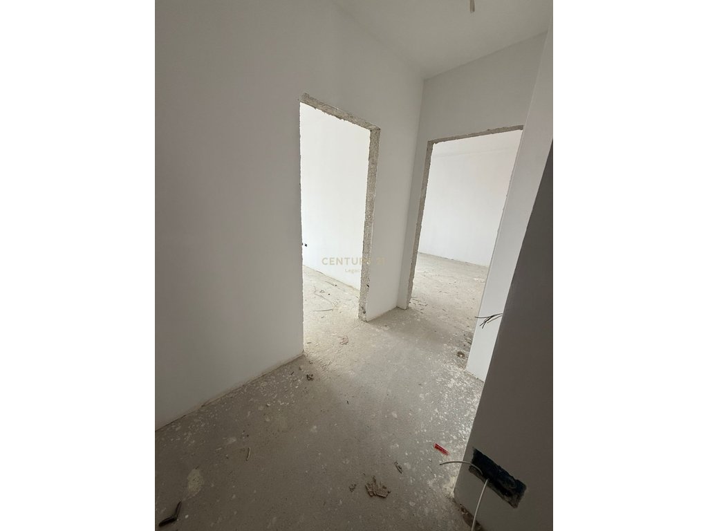 Shitet apartament 1+1 – Rruga e dibrës (2)