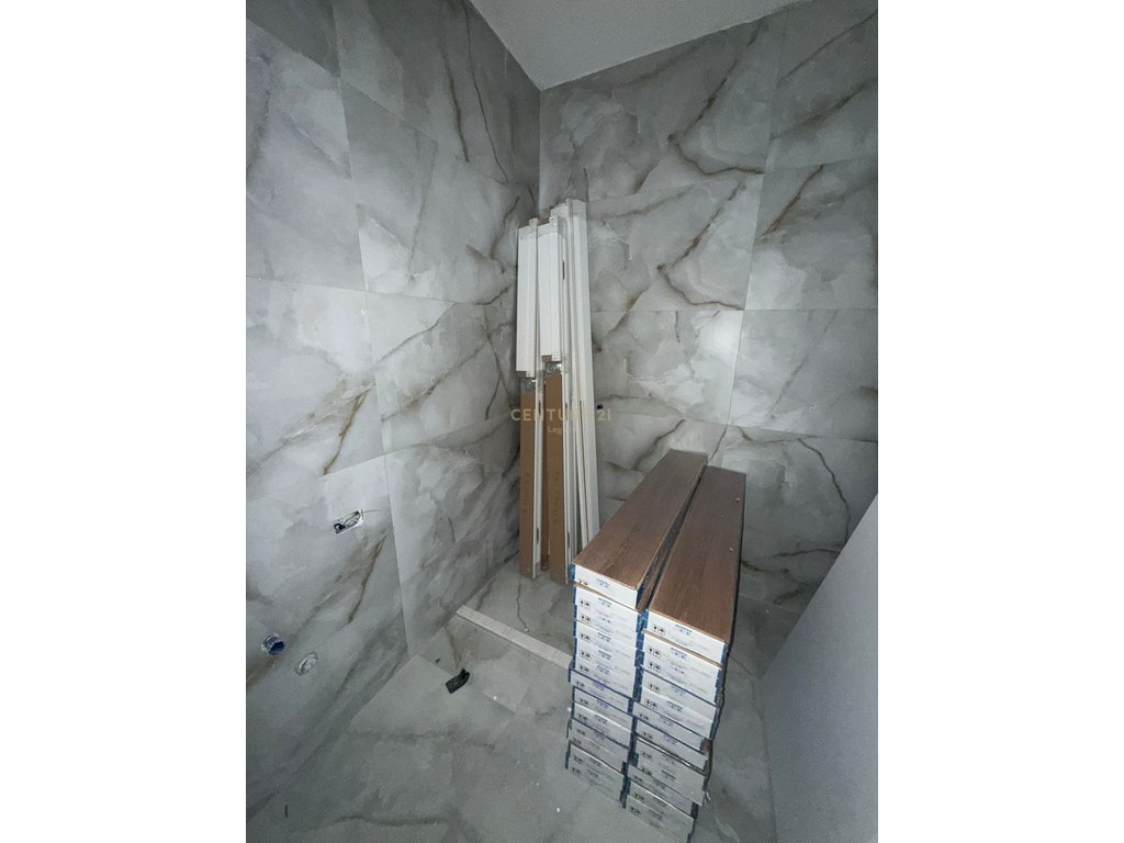 Shitet apartament 1+1 – Rruga e dibrës (4)