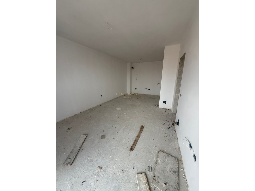 Shitet apartament 1+1 – Rruga e dibrës (6)