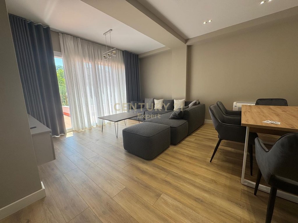 Moderne doppelhauswohnung in der nähe des radisson