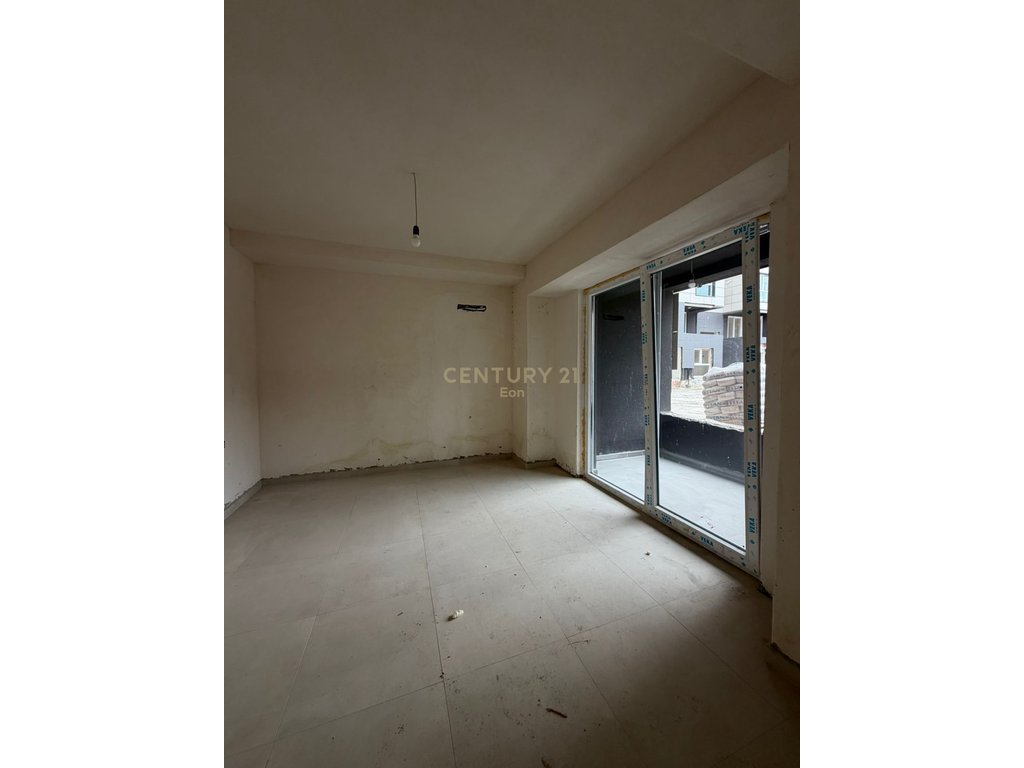 Shitet apartament 2+1 montevideo residence te mali robit! (4)